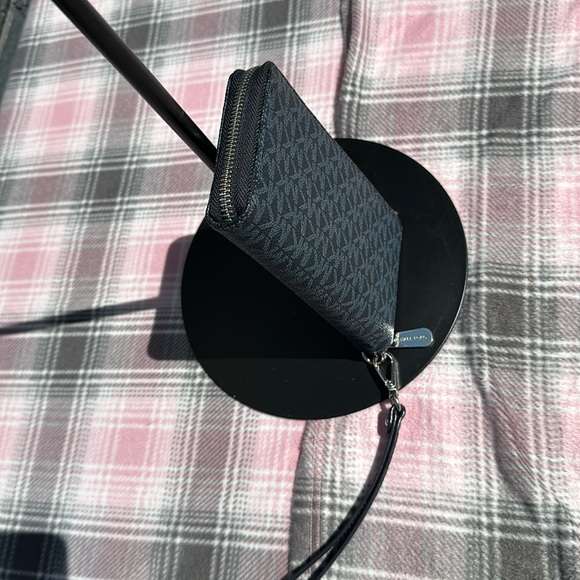 MICHAEL KORS wristlet wallet 8x5 (buy now price) - Picture 5 of 6